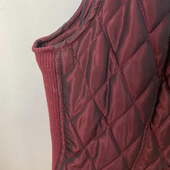 Shiny burgundy vest - Picture 3 of 6